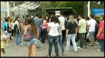 Estudantes prestam Enem