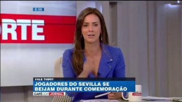 Jogadores do Sevilla se beijam durante comemoração