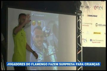 Jogadores do Flamengo fazem surpresa para crianças em São Gonçalo