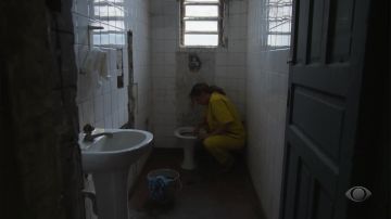 Lola sofre com vida difícil na cadeia | Beleza Fatal