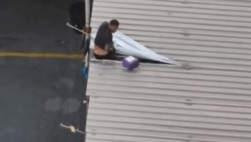 Homem invade loja de açaí no Centro de Campinas e foge pelo telhado carregando um pote