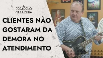 Clientes fazem protesto em restaurante revoltados com demora no atendimento
