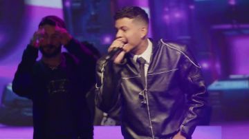 Felipe Amorim e Vitão cantam "Eu Vou na Sua Casa" e dão rosas para fãs