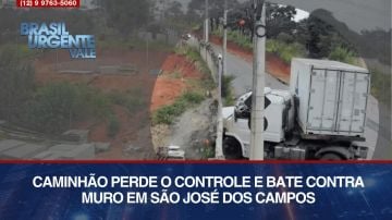 Caminhão perde o controle em descida e bate contra muro em São José dos Campos | BRASIL URGENTE VALE