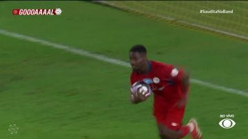 Sylla, de pênalti, diminui para o Damac contra o Al Nassr