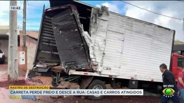Carreta perde freio e atinge casas e carros em rastro de destruição no PR