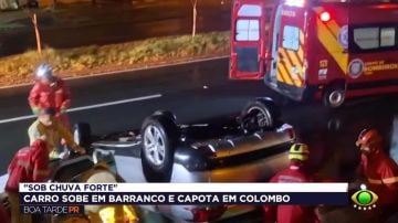 Motorista bate em caminhão e capota na Estrada da Ribeira, em Colombo