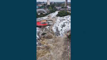 Temporal atinge Tietê e derruba muro de residência