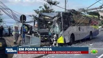 Ônibus bate em poste e deixa feridos no Centro de Ponta Grossa