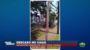 Lixo e entulho bloqueiam calçada no bairro Caiuá, em Curitiba