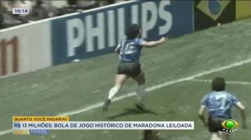 Bola de jogo do gol de mão de Maradona é leiloada por R$ 13 milhões nos EUA