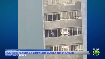 Mulher é flagrada limpando janela do lado de fora no 9º andar