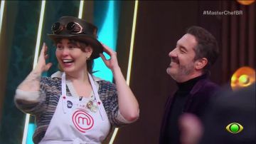 Carla ganha pin no MasterChef 2026 e presente de Alê Costa