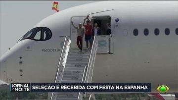 Espanha desfila taça da Copa e para Madri em dia de festa do bi